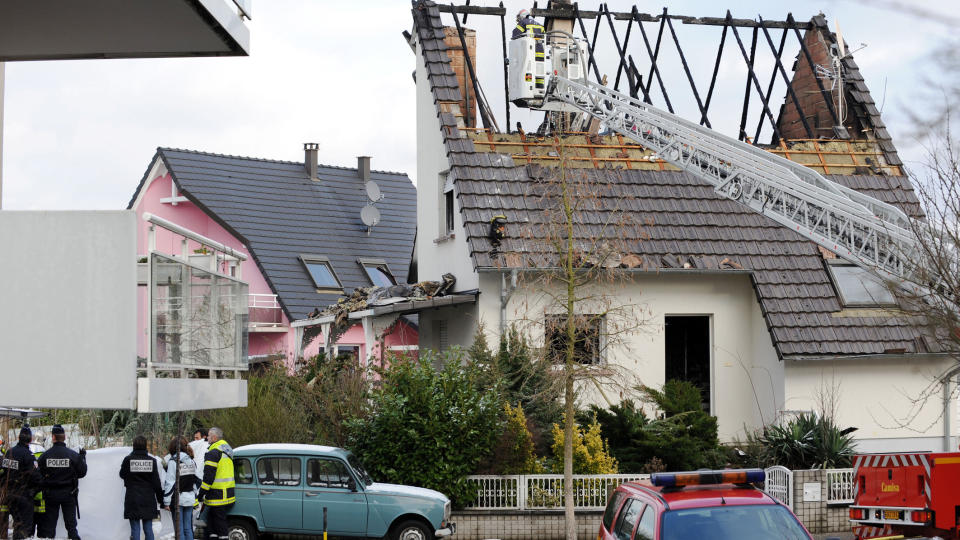 FUNNET DREPT: Tre s�stre som feiret nytt�r hjemme hos sin far ble funnet drept i dette huset med strupen sk�ret over. En mann, som utpekes, � v�re faren til jentene ble ogs� funnet d�d. Foto:  AFP/SCANPIX