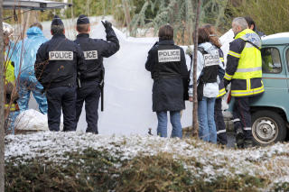 FUNNET AV BRANNVESENET: Det var i forbindelse med slukkingsarbeidet av huset at brannvesenet fant de d�de personenen. Foto: AFP/SCANPIX