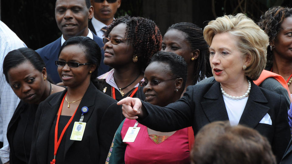 I KENYA: Hillary Clinton, utenriksminister i USA, bes�kte Kenya i august 2009. Fem menn ble da p�grepet, mistenkt for � planlegge et terrorangrep mot henne, og blant dem var 28-�ringen som i g�r fors�kte � drepe Kurt Westergaard. Foto: AFP PHOTO/ SIMON MAINA/Scanpix