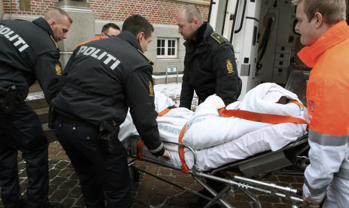 SKADD I RETTEN:  Den skuddskadde siktede 28-�ringen ble i dag framstilt for varetektsfengsling. Foto: AP/SCANPIX