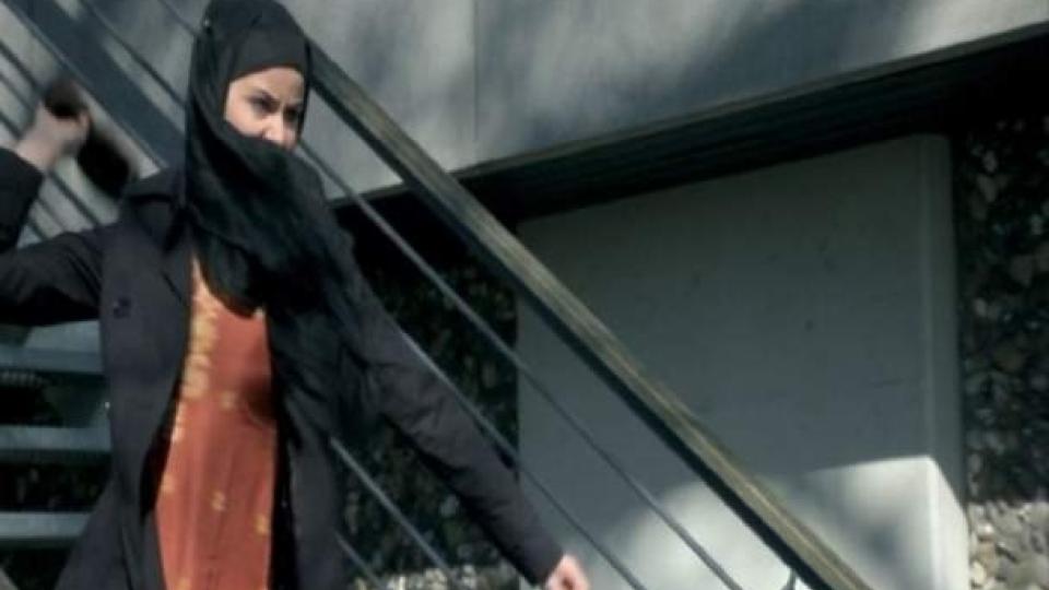 ART IMITATES LIFE: I s�ndagens episode av �Livvaktene� angripes en karikaturtegner av en muslimsk kvinne. Foto: DR/BT