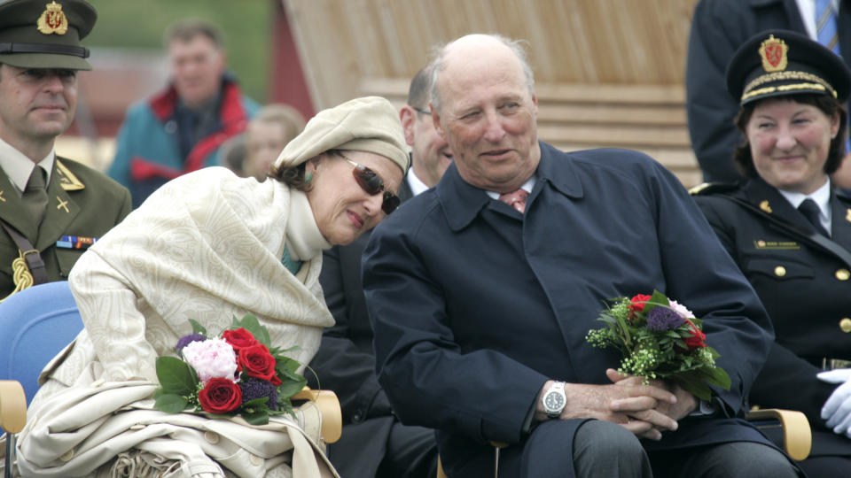 TETT PROGRAM I 2010: Programmet for kongefamilien ser ut til � overg� fjor�ret. Her Kong Harald (72) og dronning Sonja (72) i Gildesk�l under en fylkestur til Nordland. Foto: STELLA PICTURES