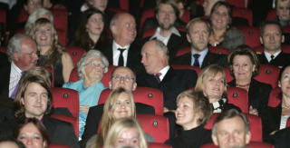 ...SLIK AT KONGEN KAN G� P� KINO: Og i det siste har han blant annet sett Max Manus og Engelen.