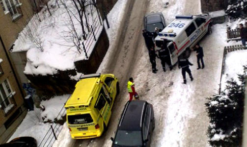 DRAMATISK: Ambulansepersonellet skal ha f�lt seg truet av p�r�rende utenfor oppgangen. Derfor ble politiet tilkalt. Foto: Siril K. Herseth