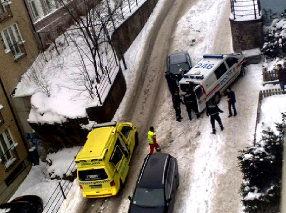 DRAMATISK: Ambulansepersonellet f�lte seg truet av p�r�rende utenfor oppgangen. Derfor ble politiet tilkalt. Foto: Siril K. Herseth