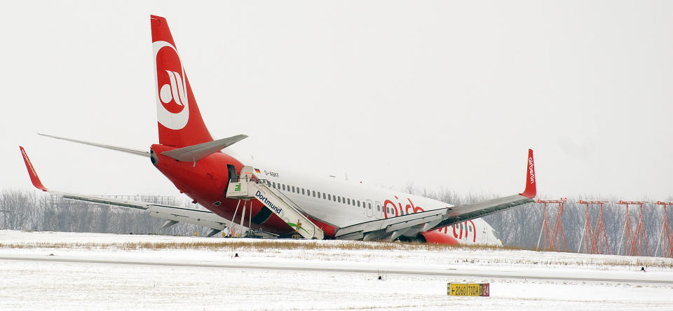 KJ�RTE I GR�FTA: Men det gikk godt med alle ombord etter at dette flyet skled av rullebanen p� flyplassen i Dortmund i dag. Foto: SCANPIX/REUTERS