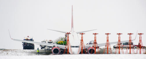 AVBR�T TAKE-OFF: Men p� grunn av sn�v�ret gikk flyet ut over rullebanen. Foto: SCANPIX
