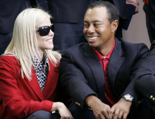 SNAKKER P� TELEFONEN: Og det h�res ut som om Elin og Tiger fortsatt er sammen, if�lge personale ved slottet der den svenske golfhustruen ferierer. Foto: SCANPIX