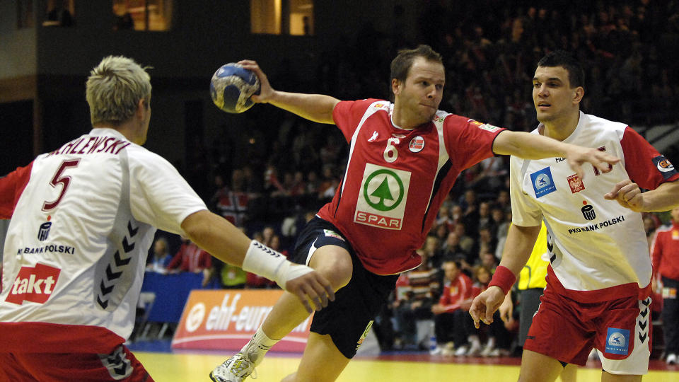 Toppscorer: Kjetil Strand ble Norges toppscorer med ni m�l da Slovakia ble banket i ettermiddag. Robert Hedins gutter vant til slutt 44-31. Her fra en kamp mot Polen under EM. Foto: Scanpix