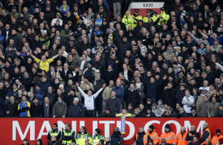 MASSIV ST�TTE: 9000 Leeds-supportere hadde tatt turen til Old Trafford. De fikk et minne for livet.Foto: SCANPIX/AP Photo/Jon Super