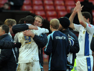 SIKRET EVIG HELTESTATUS: Manager Simon Grayson omfavner matchvinner Jermaine Beckford etter kampslutt. F�r kampen motiverte Grayson spillerne med at de hadde muligheten til � g� Bryan Flynn i n�ringen - siste Leeds-matchvinner p� Old Trafford inntil i ettermiddag.Foto: SCANPIX/AFP PHOTO/PAUL ELLIS