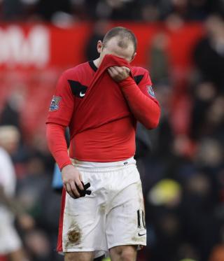 FLAUT: Det var atskillig flere Manchester United-spillere som hadde st�rre grunn til � skamme seg over egen innsats mot Leeds enn Wayne Rooney. Men ogs� stjernespissen gjemte ansiktet etter kampslutt.Foto: SCANPIX/AP Photo/Jon Super