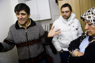 VIL HA SANNHETEN FRA; Svigers�nn Fedai Ucarli, s�nn Kutluay Tulum og datter Canan Ucarli til den avd�de kvinnen sier de aldri drapstruet politi- og ambulansepersonell. De forteller at de ringte ambulanse tre ganger, men at det var politiet som kom. Da ble de lagt i bakken, forteller de p�r�rende. Foto: H�KON EIKESDAL