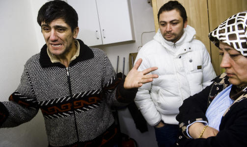 OPPR�RTE: Svigers�nn Fedai Ucarli, s�nn Kutluay Tulum og datter Canan Ucarli til den avd�de kvinnen sier de aldri drapstruet politi- og ambulansepersonell. De forteller at de ringte ambulanse tre ganger, men at det var politiet som kom. Da ble de lagt i bakken, forteller de p�r�rende. Foto: H�KON EIKESDAL