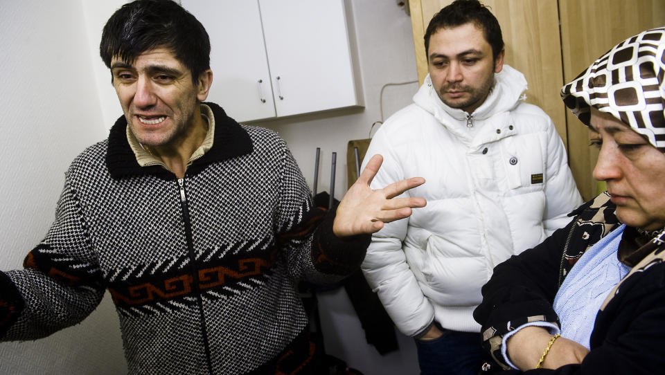 OPPR�RTE: Svigers�nn Fedai Ucarli, s�nn Kutluay Tulum og datter Canan Ucarli til den avd�de kvinnen sier de aldri drapstruet politi- og ambulansepersonell. De forteller at de ringte ambulanse tre ganger, men at det var politiet som kom. Da ble de lagt i bakken, forteller de p�r�rende. Foto: H�KON EIKESDAL