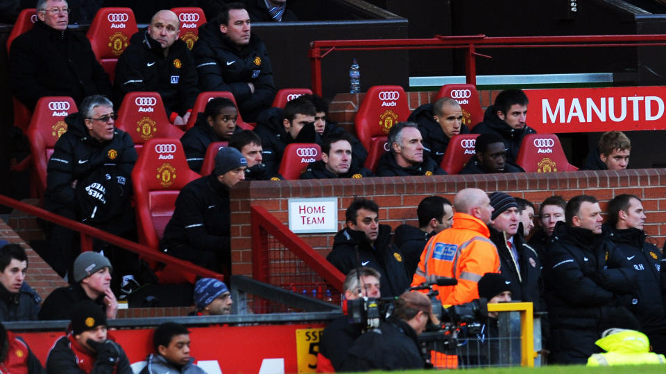 SJOKKERT OVER SINE EGNE: Sir Alex Ferguson (�verst til venstre) trodde knapt det han s� av Manchester United mot Leeds i dag. League One-klubben vant fortjent 1-0 p� Old Trafford. Foto: AFP PHOTO/PAUL ELLIS -