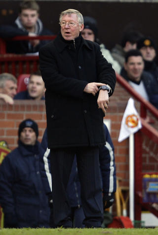 REFSER DOMMER CHRIS FOY: - Dommeren la til fem minutter. Det er en forn�rmelse mot spillet og spillerne utp� der, sier Ferguson if�lge ESPN Soccernet. Foto: REUTERS/Darren Staples