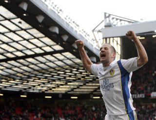 VILL JUBEL: Michael Doyle takker de rundt 9000 tilreisende Leeds-supporterne etter kampen. Foto: REUTERS/Darren Staples