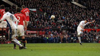 HER KUNNE DET BLITT 2-0: Manchester United hadde sine sjanser, men det hadde sannelig ogs� Leeds. Her er det Robert Snodgrass som setter et frispark i treverket rundt kvarteret f�r full tid. Foto: AFP PHOTO/PAUL ELLIS