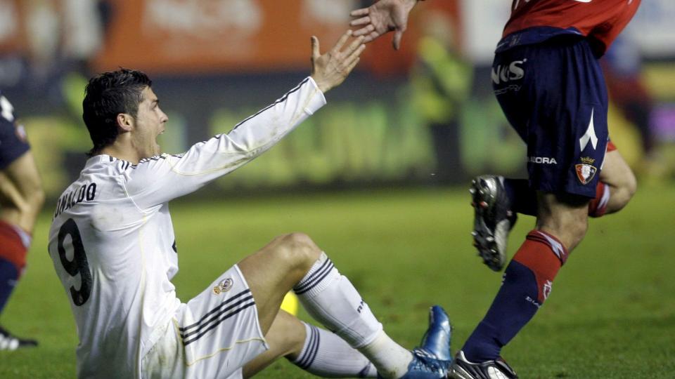 VILLE HA STRAFFE: Cristiano Ronaldo ropte p� straffespark f�r pause, men fikk ingenting. Foto:  EPA/VILLAR LOPEZ