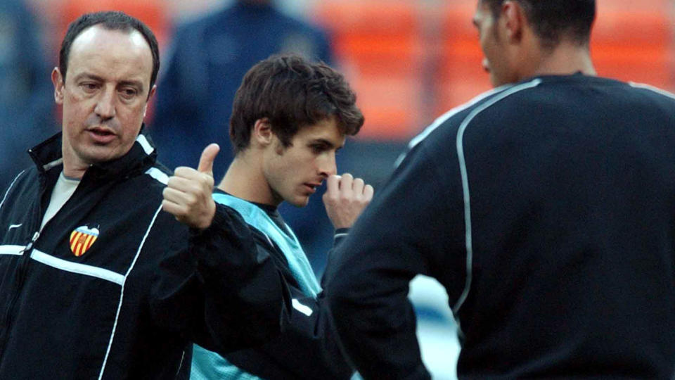GAMLE KJENTE: Rafa Benitez forbereder Valencia-duoen Pablo Aimar John Carew til Champions League-kvartfinale mot Milan i 2003. N� spekuleres det i om Benitez vil hente Carew til Liverpool. Foto: Luca Bruno, AP/Scanpix