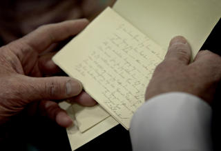 FLERE BREV: Pakken inneholdt et titalls brev, fra b�de Knut Hamsun og Lulli Lous. Foto: Lars Eivind Bones / Dagbladet