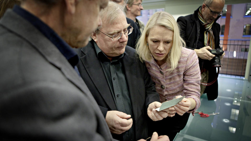 FANT TELEGRAM: Kulturminister Anniken Huitfeldt var den f�rste til � oppdage et telegram fra Knut Hamsun med hittil ukjent informasjon, da en pakke brev ble �pnet p� Nasjonalbiblioteket i dag formiddag. Foto: Lars Eivind Bones / Dagbladet