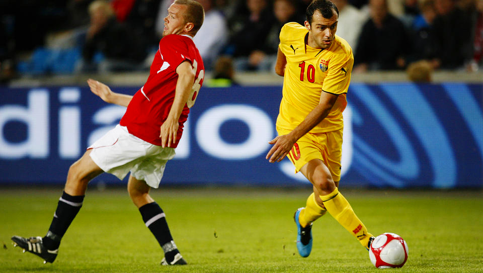 LURING: Goran Pandev lurer Christian Grindheim p� Ullevaal stadion. N� er makedoneren klar for Inter Milan etter at Lazio ble tvunget til � la ham g� gratis.
Foto: Jon-Michael Josefsen, Scanpix