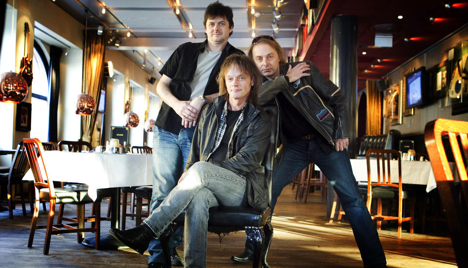 25 �R:
Stage Dolls feirer 25 �rs jublileum med et nytt studioalbum. De norske rockelegendene best�ende av gitarist Torstein Flakne i midten, bassist Terje Storli (th) og trommeslager Morten Skogstad har forlengst f�tt en fast plass p� Hard Rock Cafe i Oslo. 
Foto: Heiko Junge / Scanpix