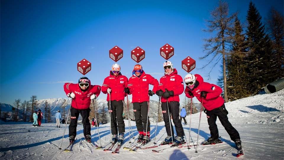 TRILLER TERNING: De norske hopperne evaluerer hoppuka s� langt, og triller terning p� egen innsats. F.v. Anders Jacobsen (terningkast 4), Kenneth Gangnes (terningkast 2),  Roar Lj�kels�y (terningkast 4), Johan Remen Evensen (terningkast 5) og Bj�rn Einar Rom�ren (terningkast 3). (Tom Hilde var ikke til stede da bildet ble tatt).Foto: Thomas Rasmus Skaug/Dagbladet