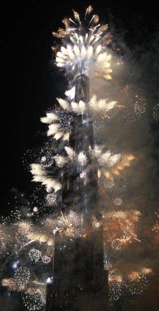 SPEKTAKULÆRT: Det ble ikke spart på kruttet i Dubai i dag. Foto: REUTERS/Mosab Omar SPEKTAKULÆRT: Det ble ikke spart på kruttet i Dubai i dag. Foto: REUTERS/Mosab Omar