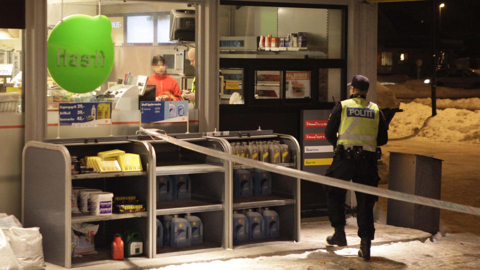 BLE RANET: Denne Shell-stastjoen p� Gjems� i Skien ble ranet med kniv i kveld. Foto: Torbj�rn Berg