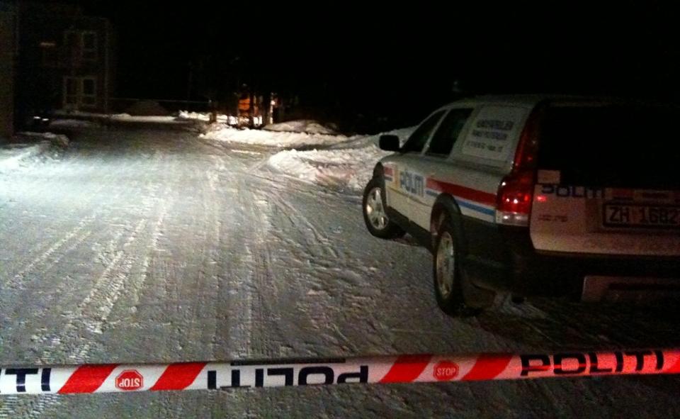 SKUTT AV POLITIET: En mann i 40-�ra ble skutt i beinet av politiet p� �rretholmen utenfor Troms� i kveld, etter at han forskanset seg i en leilighet med to gisler. Foto: Marius Fiskum/Nordlys.no