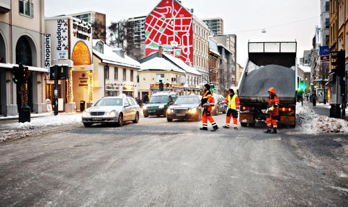 UFRIVILLIG SK�YTEBANE: Vann- og avl�psetaten m�tte fjerne is og salte og str� Gr�nlandsleiret etter at alt vannet fr�s til is. Foto: NINA HANSEN