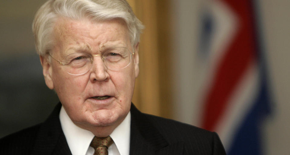 SKREV IKKE UNDER:


Islands president Olafur Ragnar Grimsson gjorde som folket krevde og avviste den omstridte Icesave-avtalen om milliardkompensasjon til Storbritannia og Nederland.  Arkivfoto: REUTERS/SCANPIX