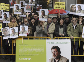 MADRID: I flere europeiske storbyer har det v�rt demonstrasjoner til st�tte for de fengslede aktivistene i romjula. Foto: Greenpeace.