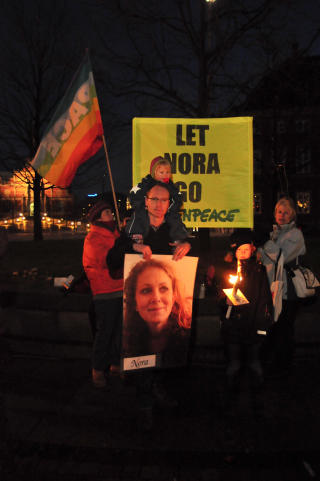 FAMILIEN: Nora Christiansens samboer Mads Christiensen med datteren p� skuldra og s�nnen ved siden av, deltok i fakkeltog i K�benhavn i romjula. Foto: Greenpeace.