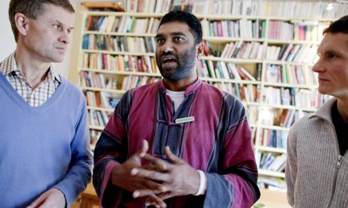 TR�R TIL: Erik Solheim vil gj�re det han kan for � f� Nora og kollegaene ut av fengsel. I dag m�tte han Greenpeace-sjef Kumi Naidoo og leder i Greenpeace Norge, Truls Gulowsen. Foto: Espen R�st.