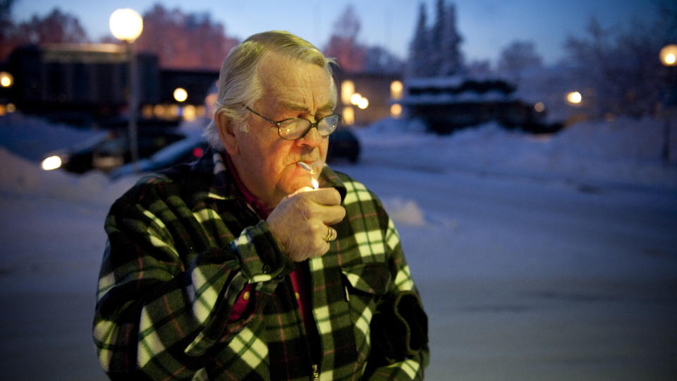 R�YKER: Jonny Br�then (73) jobber som bud i S�rum kommune og bl�ser en lang marsj i r�ykeforbudet. - Jeg er ute hele dagen s� jeg r�yker hvor jeg vil, sier 73-�ringen som ikke vil pensjonere seg.
Foto: �istein Norum Monsen /Dagbladet

Behandlet eller vurdert som ferdig av bildedesk