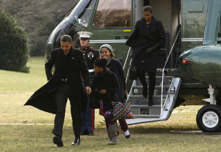 HJEM FRA FERIE:   President Barack Obama kom tilbake fra ferie med familien p� Hawaii 4. januar. Ferien ble sterkt preget av terrorfors�ket 1. juledag. Foto:  REUTERS/Kevin Lamarque/Scanpix