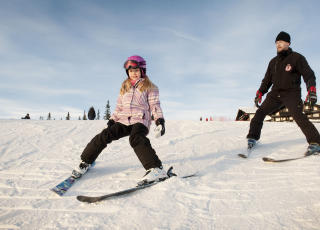 I FARTA: Elida (8 &aring;r) fra Lier har begynt i sin femte sesong p&aring; Norefjell. Her f&aring;r hun r&aring;d fra skiinstrukt&oslash;r Christian Bakke som for anledningen har glemt hjelmen.