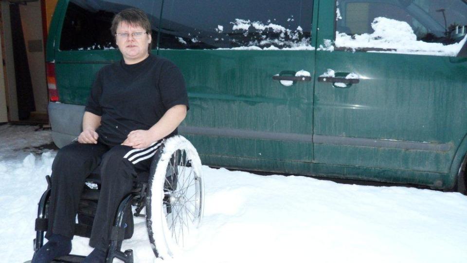 M� HA HJELP TIL ALT: Ann Elisabeth Sandsbakk (33) har bare v�rt ute �n gang siden 1. juledag. N� som hun er innesn�dd er det moren og andre som m� komme med mat til henne. Foto: PRIVAT.