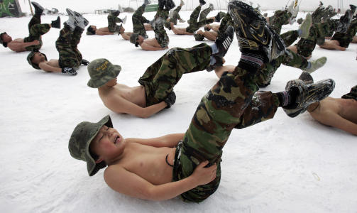 STYRKETRENING P� SN�EN: Lee Kwan-hee trener magemusklene. Foto: REUTERS/Jo Yong-Hak