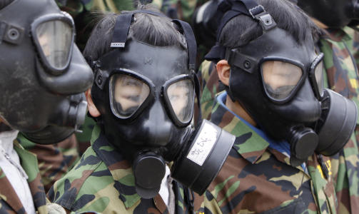 OPPTRENING I BRUK AV GASSMASKE: Dette bildet er fra 27. desember, p� en av treingsleirens f�rste dager. Foto: REUTERS/Lee Jae-Won