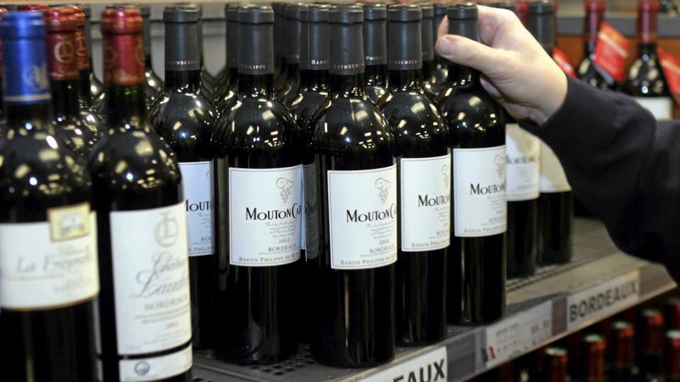 VIN P� TILBUD: Vinmonopolet senker prisene i januar. FOTO: Knut Falch / SCANPIX