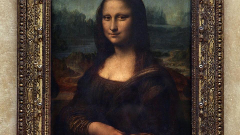 KOLESTEROLSMIL:  Slik henger Mona Lisa i Louvre. Smilet hennes har fascinert mange. Foto: Scanpix