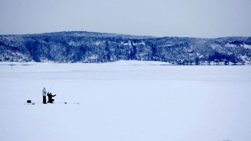 KALDT, MEN HYGGELIG:  Isfiskere utenfor Holmenskj�ret i Asker. Foto: Hans A Vedlog/Dagbladet