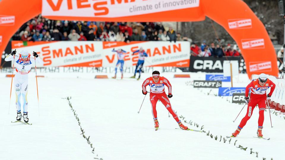 VANT SPURTEN: Petter Northug spurtslo b�de svenske Marcus Hellner og Dario Cologna p� dagens 36 kilometer jaktstart. Foto: Carlo Ferraro / EPA.
