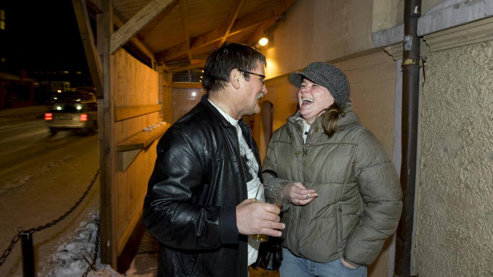 UTEPILS: Vennene Siv Hege Svane (38) og Jarle Adriansen (61) koser seg med r�yk og utepils i bare tre minus grader. &mdash; S�ringan e? pingler, sier de. Foto: Ingun A. M�hlum