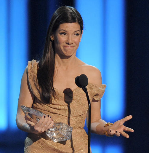T�REV�TT:  Sandra Bullock klarte ikke � holde t�rene tilbake da hun mottok prisen for beste filmskuespiller. Foto: AP Photo/Chris Pizzello